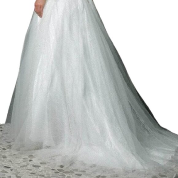 Elegant White Lace Gown - Picture 4 of 6